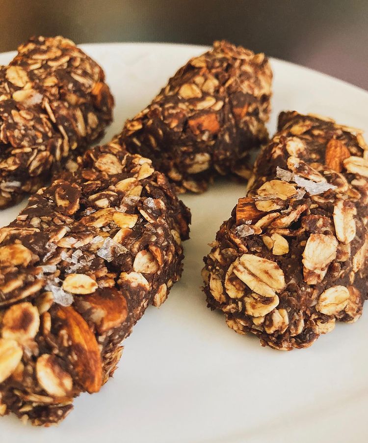 Barrette energetiche con avena, cioccolato e nocciole zoommate