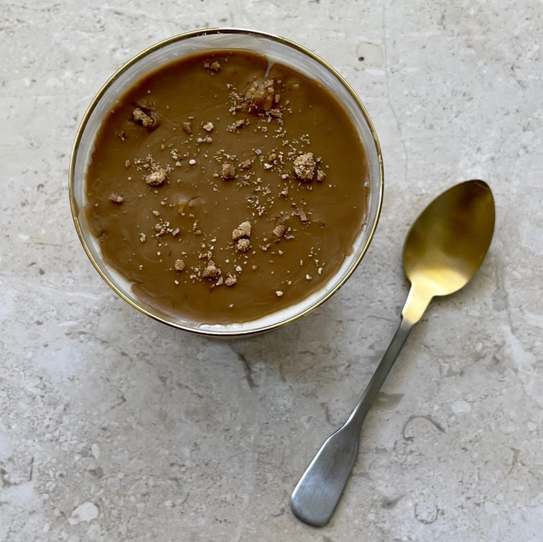 Bicchiere con biscoff overnights oats con cucchiaino 