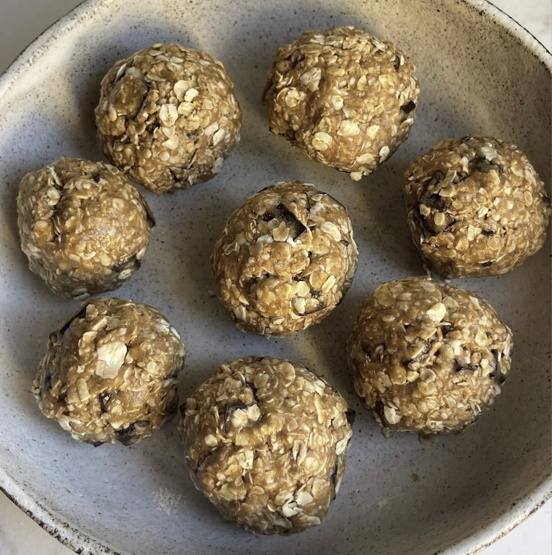 Piatto con cookie dough bites solidificate