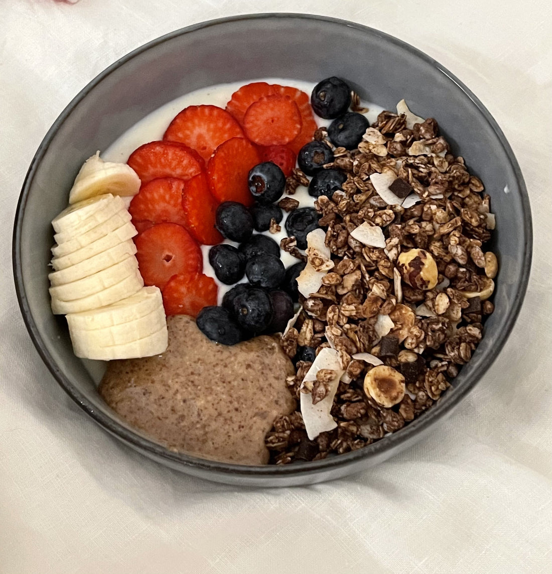 Ciotola con yogurt, fragole, banane, mirtilli e granola Clemi's Market