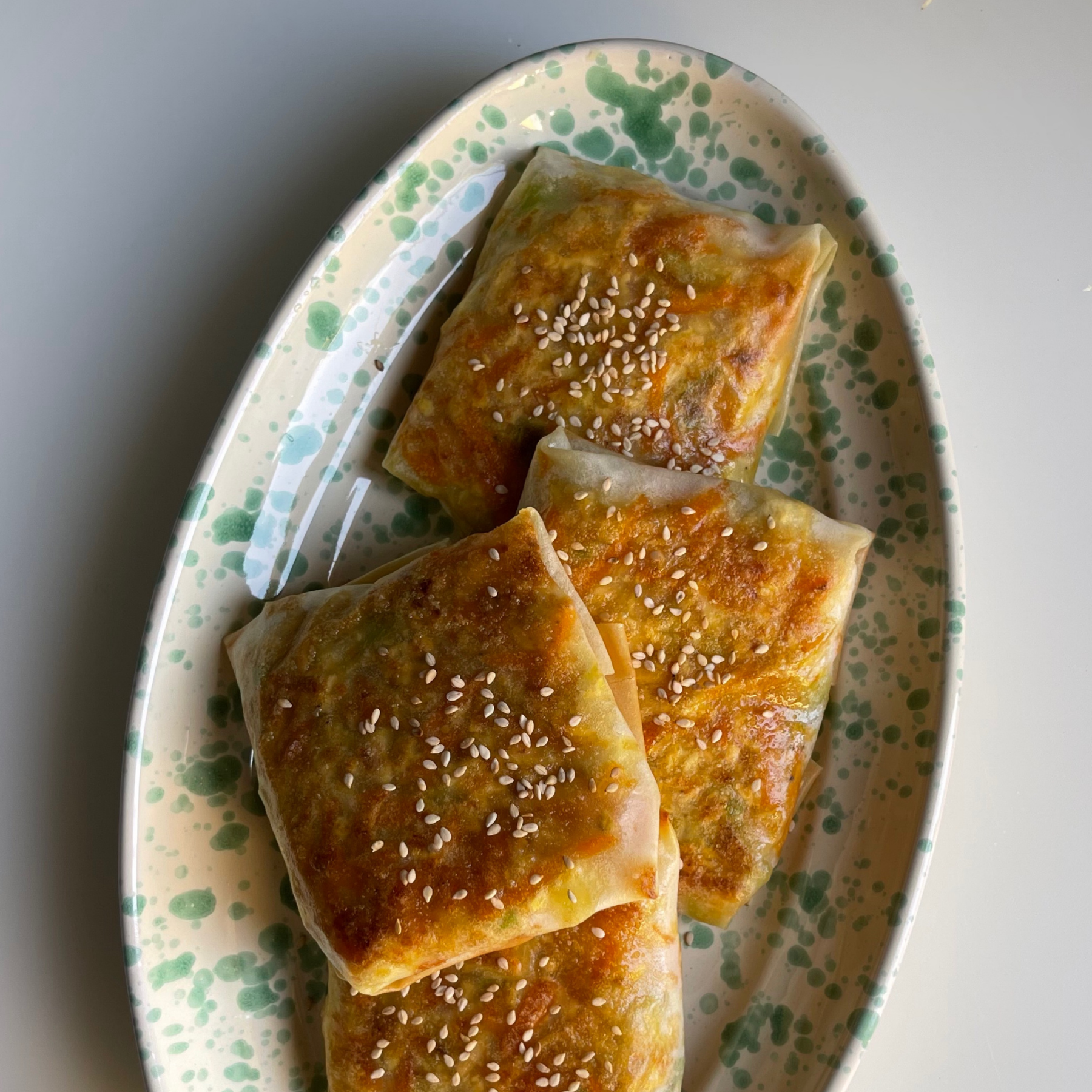 4 rice paper dumplings croccanti su piatto