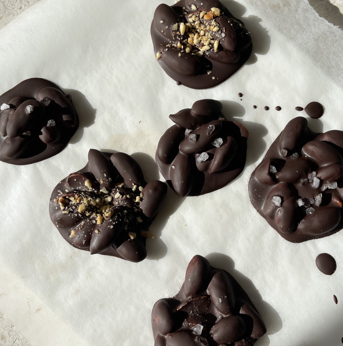 Salted chocolate almond clusters su carta da forno