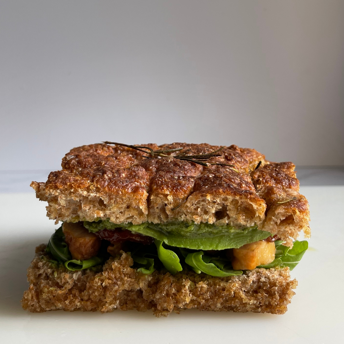 FOCACCIA AL PESTO E POLLO