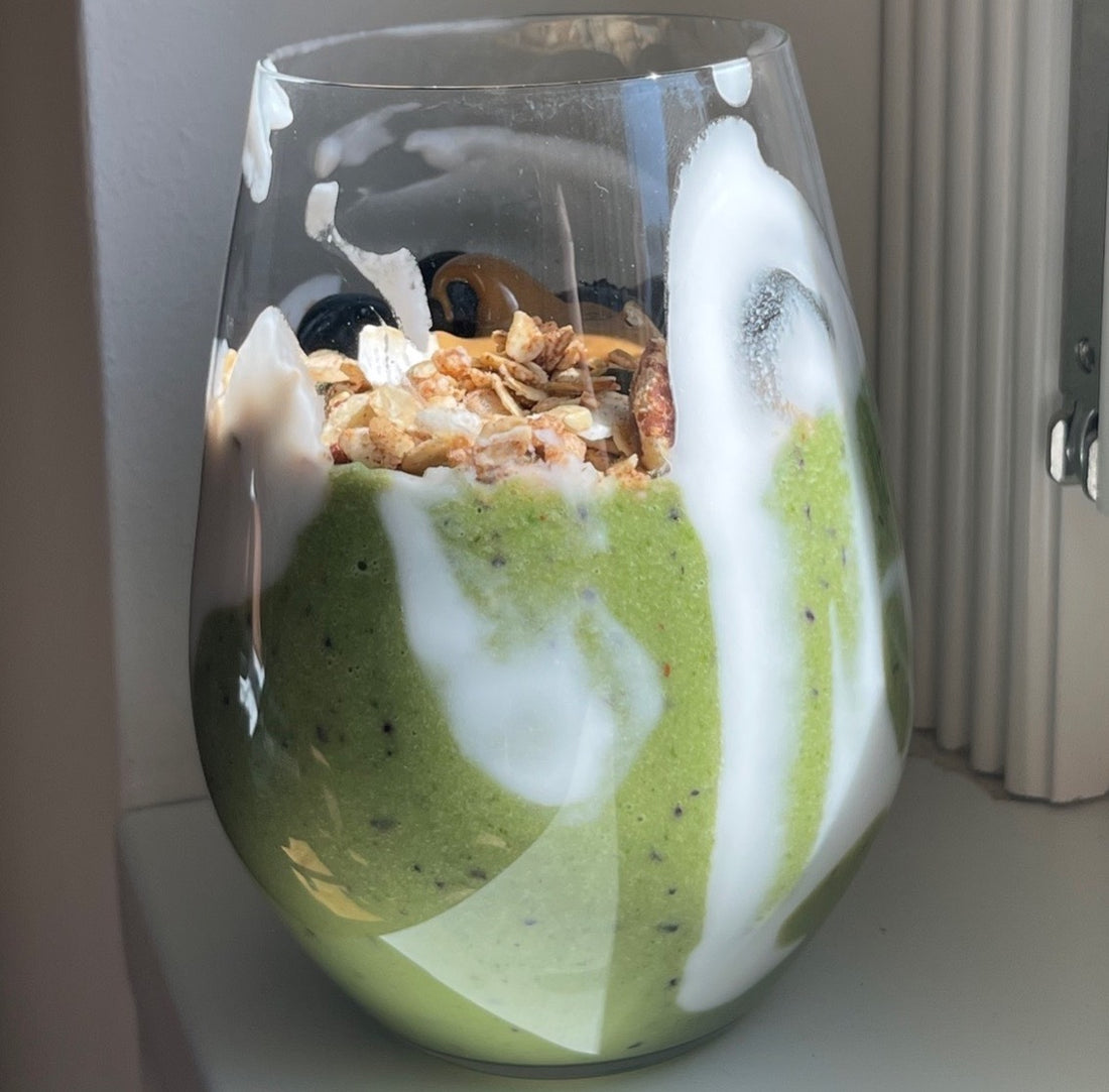 Bicchiere con smoothie agli spinaci e avocado, con Original Granola e frutta fresca