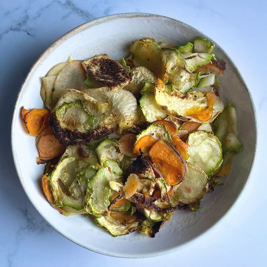 Piatto con verdure come chips di patate